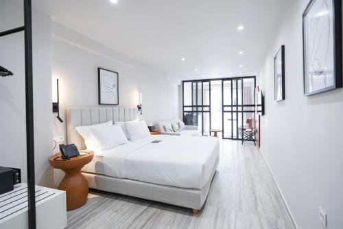 Finders Ermou Suites