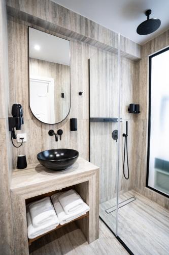 Finders Ermou Suites