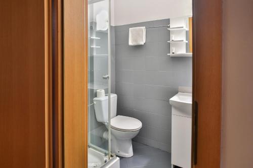 a small bathroom with a toilet and a shower at Villa Sulejówek in Sulejówek