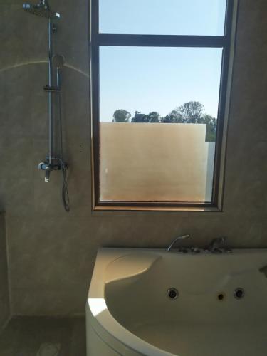 Kylpyhuone majoituspaikassa Olive Hotel