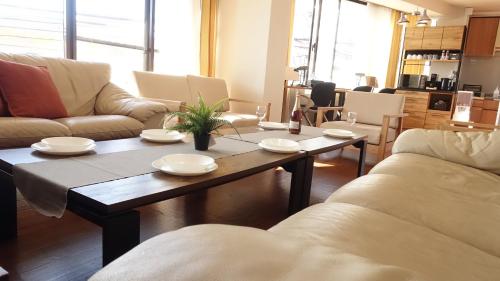 a living room with a coffee table and couches at 貸切地域最大級140平米5LDK最大10名 entire place in Tokyo