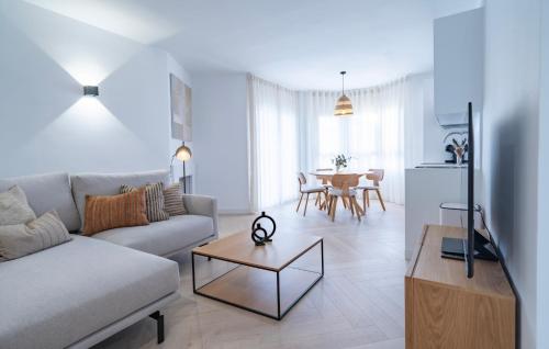 Elegant Penthouse with Private Rooftop Sun Deck in Los Naranjos, Marbella