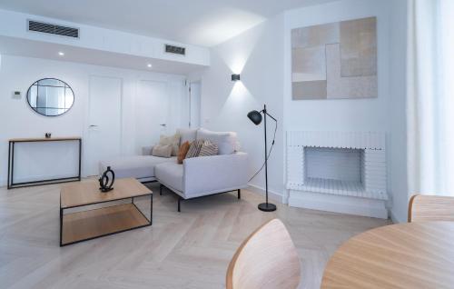 Elegant Penthouse with Private Rooftop Sun Deck in Los Naranjos, Marbella