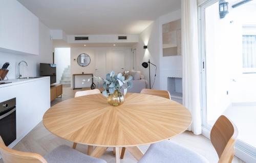 Elegant Penthouse with Private Rooftop Sun Deck in Los Naranjos, Marbella