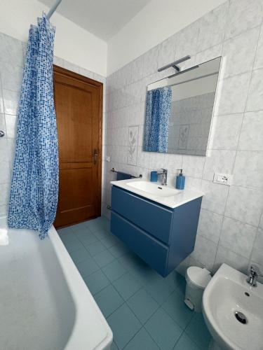 a bathroom with a sink and a tub and a toilet at Casa I Limoni in Viareggio
