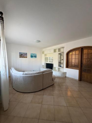 a living room with a couch and a television at Casa I Limoni in Viareggio