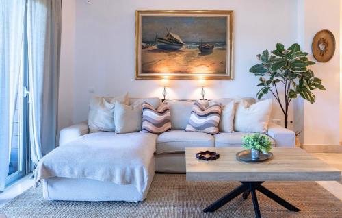 Spacious 3-Bedroom Garden Apartment and Indoor Community Pool