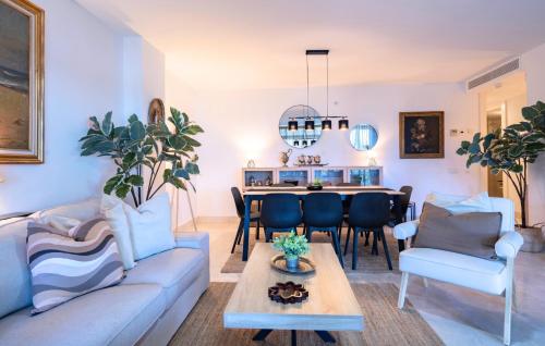 Spacious 3-Bedroom Garden Apartment and Indoor Community Pool