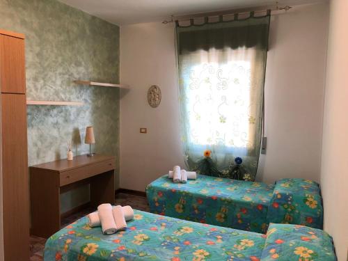 a bedroom with two twin beds and a window at La Presentosa in Ortona