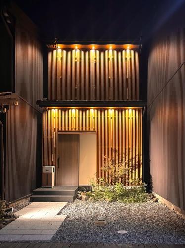 Yugen No Uta-Modern Home near Takayama Old Town, Free Parking, 5-min Walk to Miyagawa Market