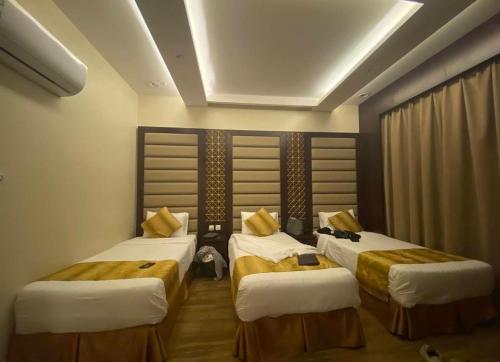 a hotel room with two beds in a room at اجنحة سبات الفندقيه in Ahad Rafidah