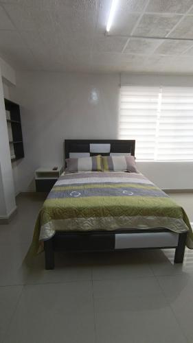 Llit o llits en una habitació de Deartamento de 80m2
