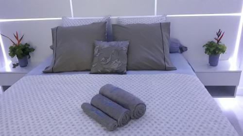 a bed with two towels on top of it at CAP COULEURS Guadeloupe in Lamentin
