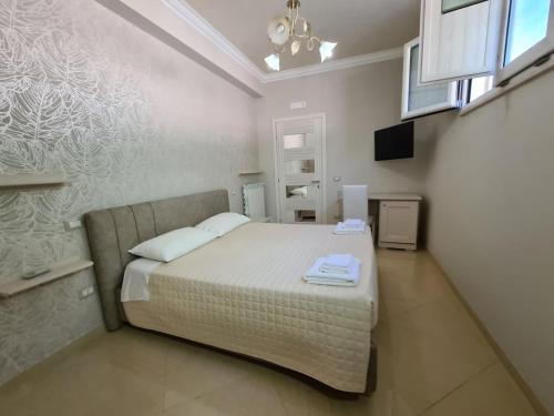 a bedroom with a bed with two towels on it at B&B Villa Mery in Mileto