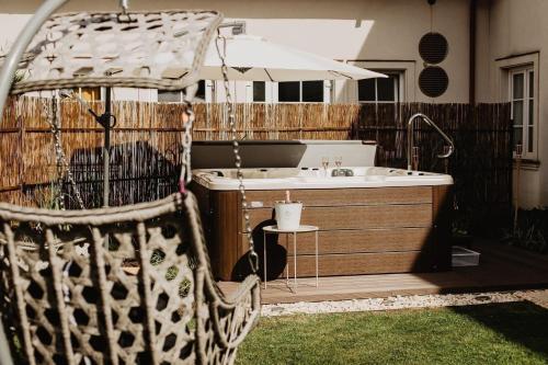 a bathroom with a tub and a sink at Miód Lawenda in Biardy