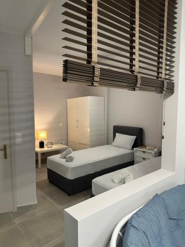 ein Schlafzimmer mit zwei Betten und einem Fenster in der Unterkunft Aroma Accommodations in Kiveri