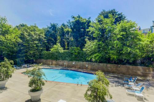 an overhead view of a swimming pool with chairs and trees at Cozy Haven 2BR Condo 2207 Near Mart- Free Parking in Atlanta