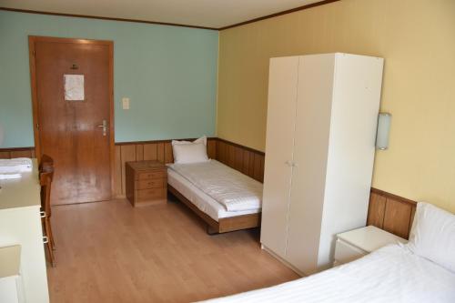 Llit o llits en una habitació de Hôtel de l'ours