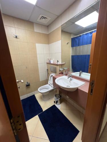 un bagno con lavandino, WC e specchio di MD1 Studio a Dubai