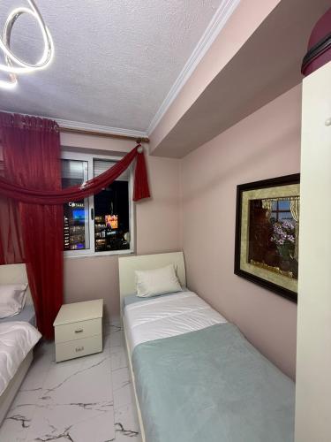 เตียงในห้องที่ Familiar Home