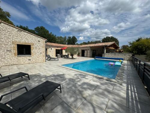patio z basenem i domem w obiekcie Mas des Ormes w mieście Vézénobres