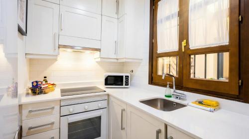 New! Cozy APT in the center 10m Walk to Cathedral