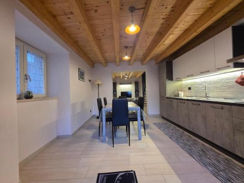 a kitchen and dining room with a table and chairs at La dimora nelle Rue in Civitella Roveto