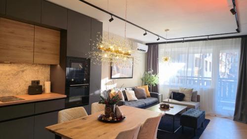 LUXURY Designer Apt I Meters to Gondola Lift I Sleeps 6 I Pool & Parking I