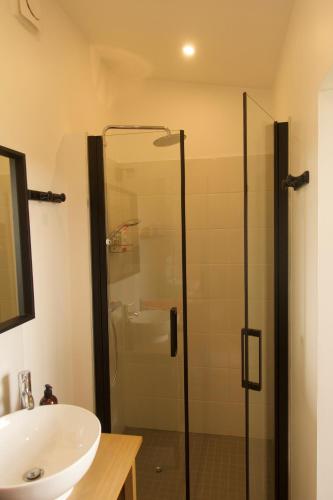 a bathroom with a shower and a sink at LE Petit Ru 10 MN DE GIVERNY in Saint-Marcel