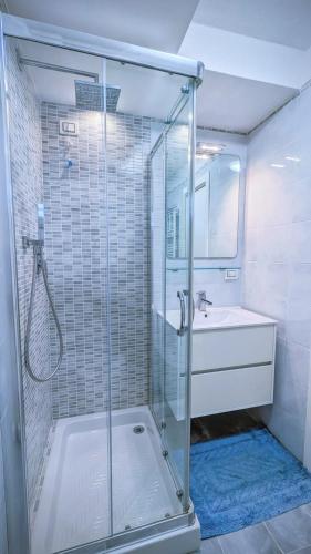 a bathroom with a glass shower and a sink at Villa Vista Lago con Jacuzzi e Campo Volley in Monte del Lago