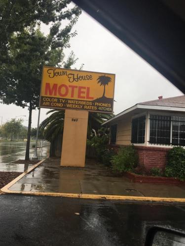 una señal de motel frente a un edificio en Townhouse Motel - West Sacramento, en West Sacramento