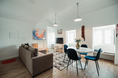 a living room with a couch and a table and chairs at Casa do Aviador in Relva