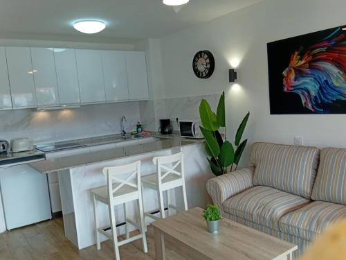 Apartamentos Los Juncos, Pool and Yumbo