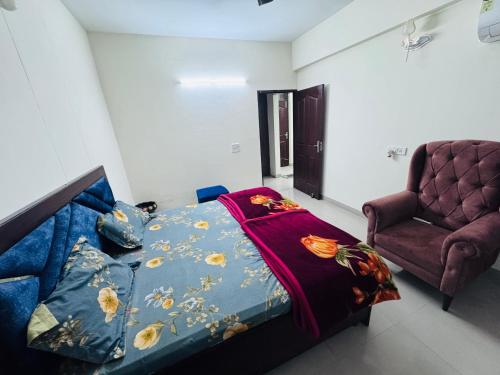 a bedroom with a bed and a chair at Bella Home in Sohāna