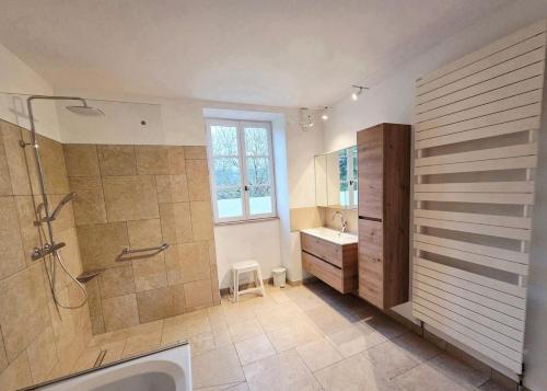 ein Badezimmer mit Dusche und Waschbecken in der Unterkunft Loberie in Montvendre