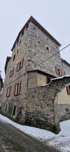 un grande edificio in pietra con un muro in pietra di Ginny a Bormio