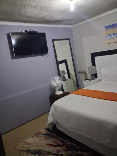 Llit o llits en una habitació de Lake view 1BR Haven