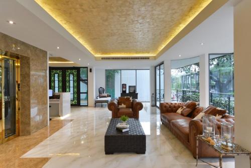 a living room with a couch and a table at Aspira G Sukhumvit 33 in Bangkok