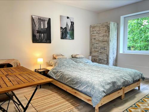 a bedroom with a bed and a window at Alma2 Vendégház in Révfülöp
