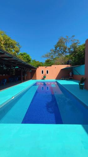 a large swimming pool with a blue at Villas victoria mirador in Zihuatanejo