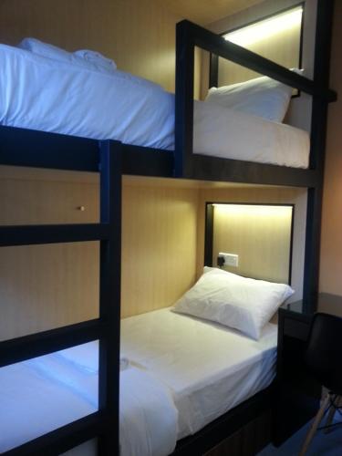 Двухъярусная кровать или двухъярусные кровати в номере Hotel 1000 Miles 
