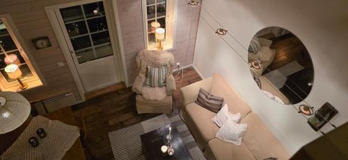 a living room with a couch and a mirror at Apartment Røldalsfjellet in Håra