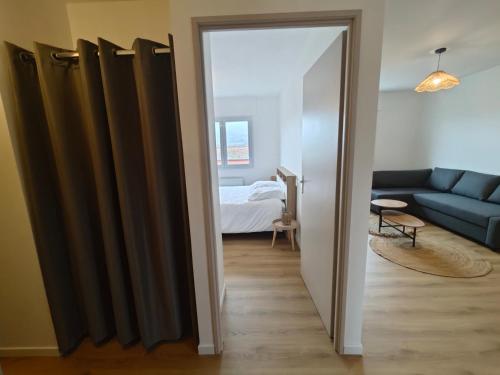 a hallway with a door leading to a bedroom at La Parenthèse du Châtelet in Saint-Étienne-de-Valoux