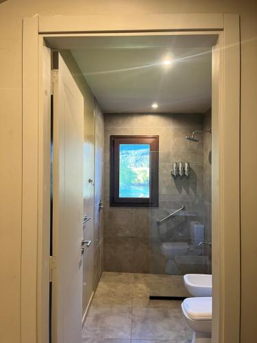 a bathroom with a toilet and a sink at Límite Sur Lodge in Trevelín