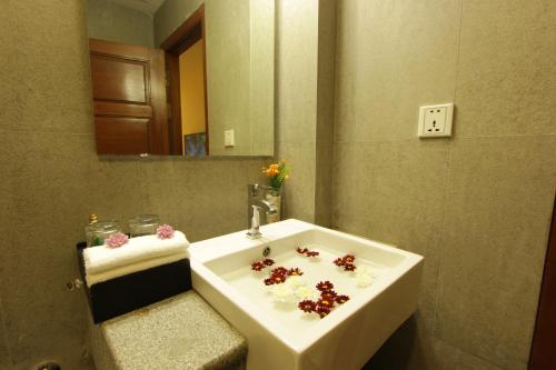 Vannas istaba naktsmītnē Yazhou Foryou Hotel