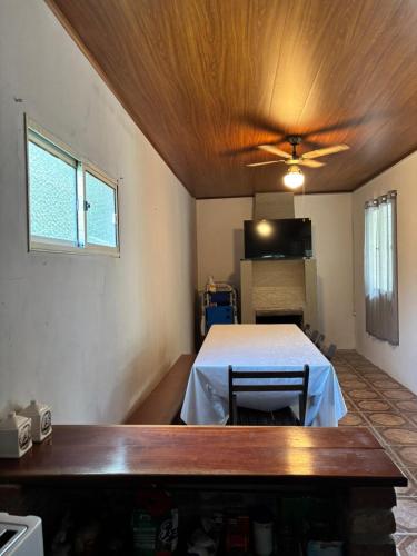 a room with a table and a ceiling fan at MonSua in San Luis