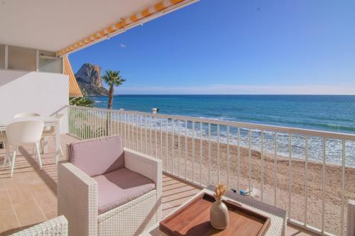 a balcony with a view of the beach at Wohnung Rio in Calpe
