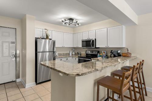 2 Bedroom Newly Remodeled Beachfront Condo, Destin photo 6
