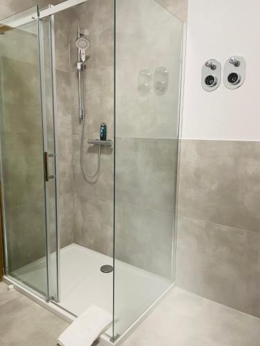 eine Dusche mit Glastür im Badezimmer in der Unterkunft Alexa in Eußenheim