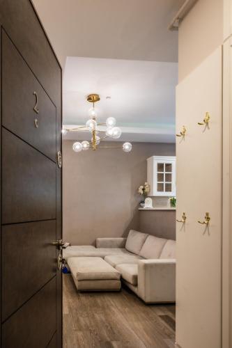 a living room with a couch and a table at Apartament de lux central in Satu Mare